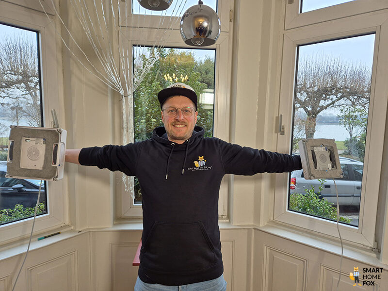 Smart Home Fox Experte haelt den Mini und den W2 OMNI in den Haenden